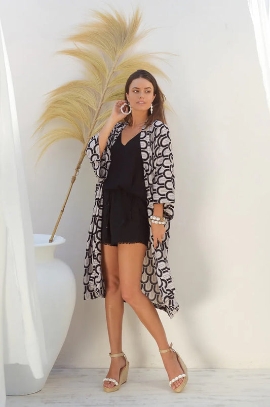 Kimono Pura Vida van Hot Lava, Halflange kimono met zwart/ witte print.