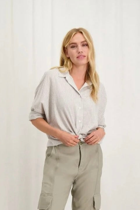 Rory Blouse geknoopt van Circle of Trust in Cool Coffee kleur: Klassiek hemd met kraagje, streepjespatroon wit/lichtbruin, oversized fit, mouwen 7/8ste, drop shoulders, luchtig katoen, knoopsluiting.