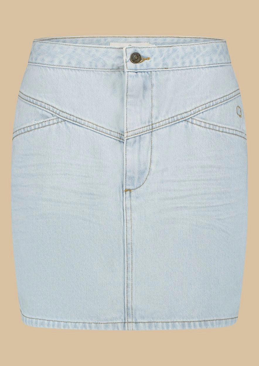 Lichtblauwe denim minirok met halfhoge taille en diagonale stiksels - Coco Denim Skirt van katoen en viscose voor een zachte fee.