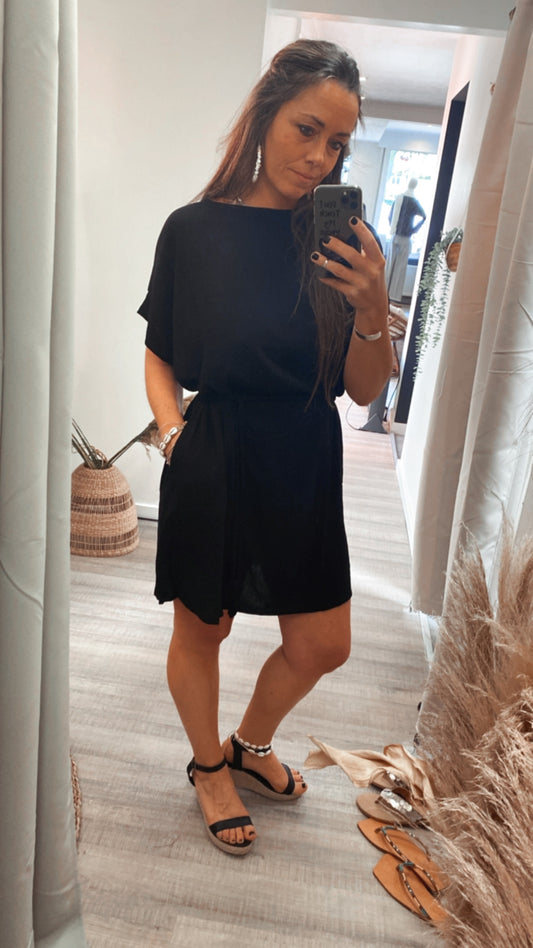 Zwarte Donna Dress van Hot Lava met relaxed fit, boothals en bijpassend lint, casual zomerjurk van luchtig crinckle rayon.