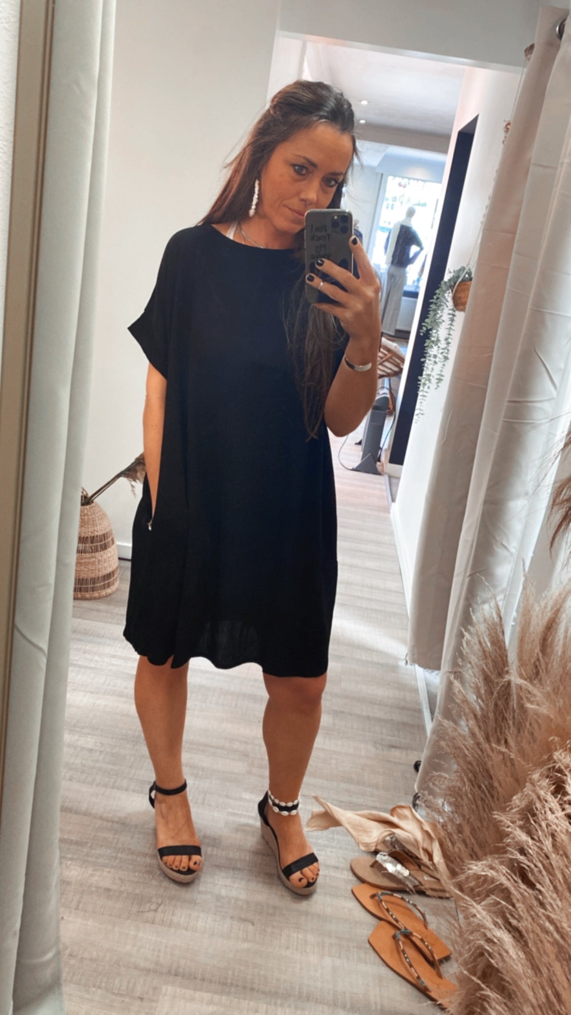 Donna Dress in relaxed fit, boothals, steekzakken, een casual zomerjurk van luchtige crinkle rayon.