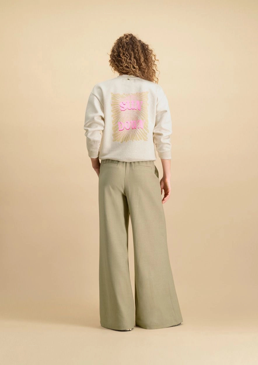 Eliana Sweater - gemêleerde beige dames sweater met ronde hals en ' Sun Down' artwork print op de rug.