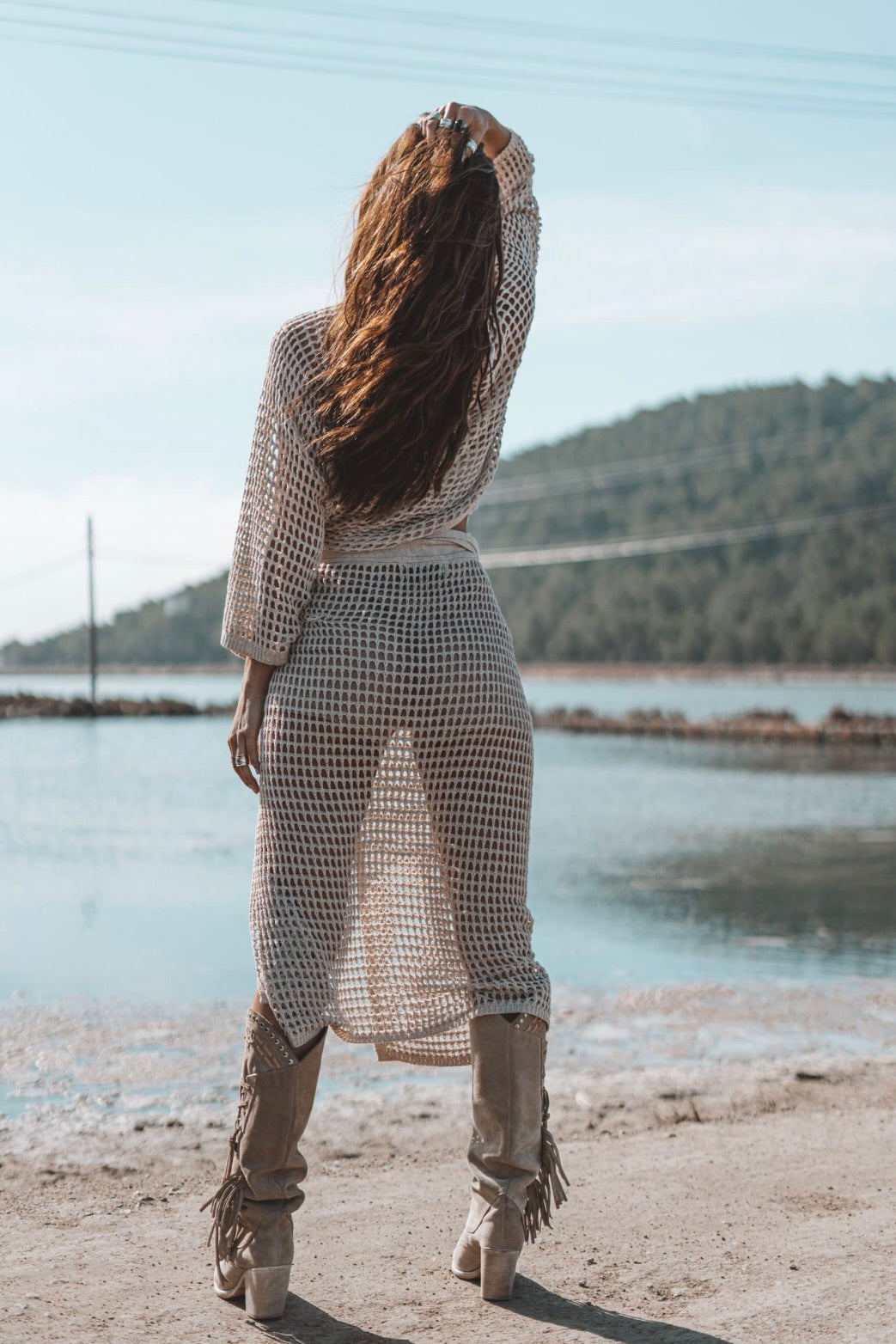 Ada Knitted Wrap Skirt, gebreide zomerse wikkelrok met opengewerkte details in lichtbeige. Ideaal als beachwear over je bikini of badpak. Combineer met de Ada Knitted Top.