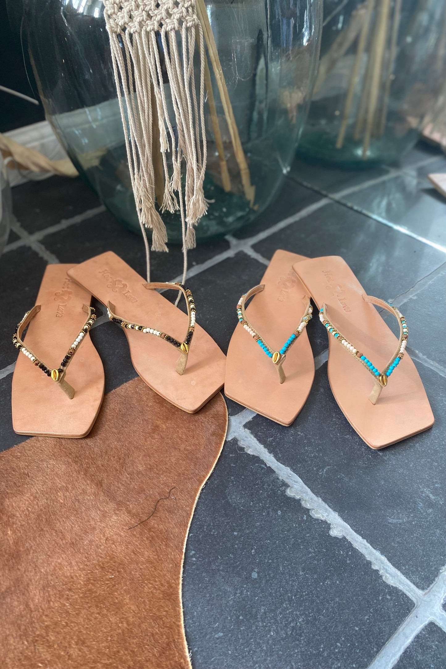 Hot Lava Ala Slippers Turquoise en Black: exclusieve teenslippers bezet met pareltjes, kraaltjes, gouden accenten en schelpje. Stap de zomer in met stijl en Bohemian flair, shop bij Estilo de Vida!
