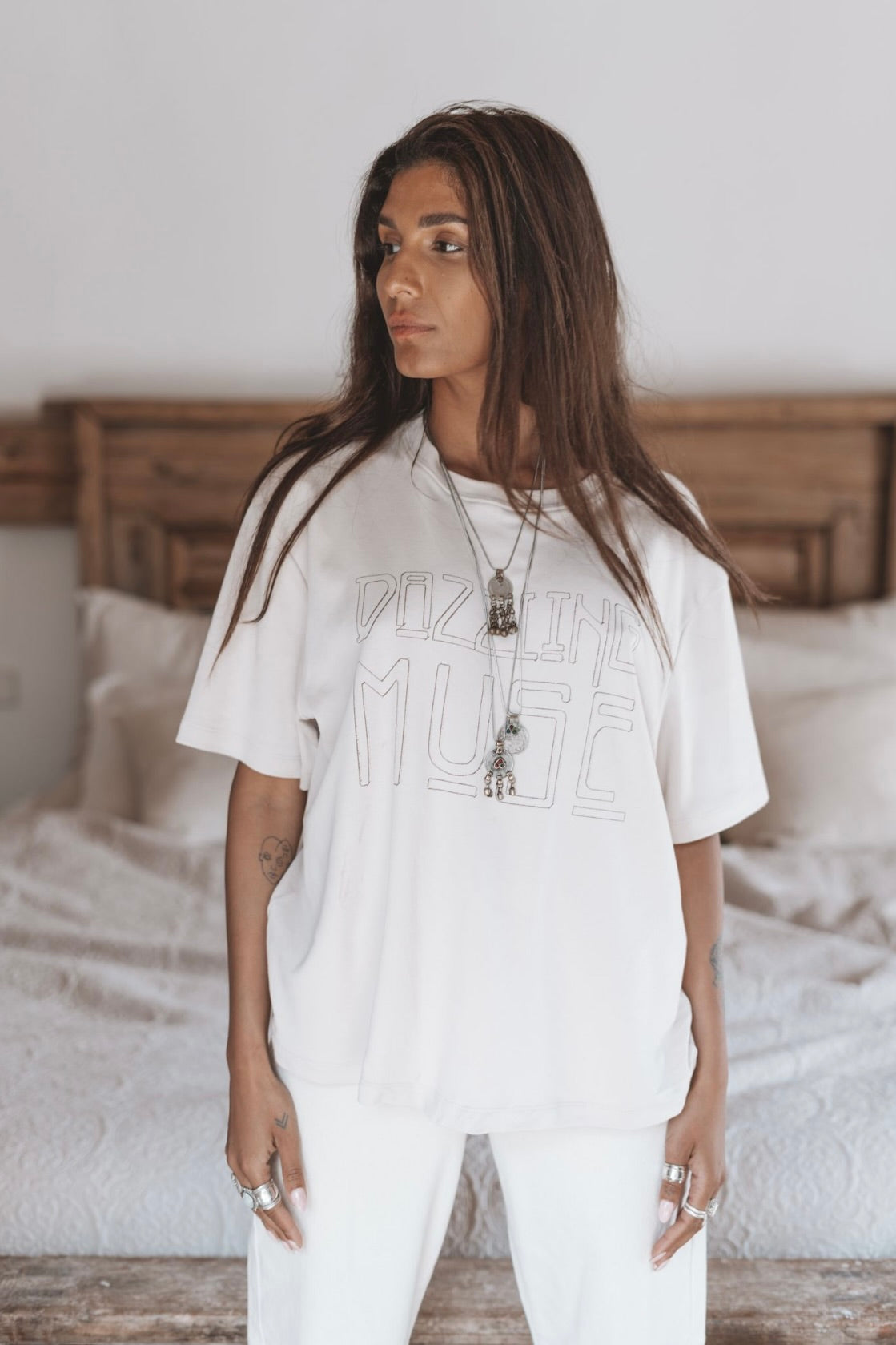 De Muse Artwork t-shirt in licht beige met statement print van Moost & The Muse.