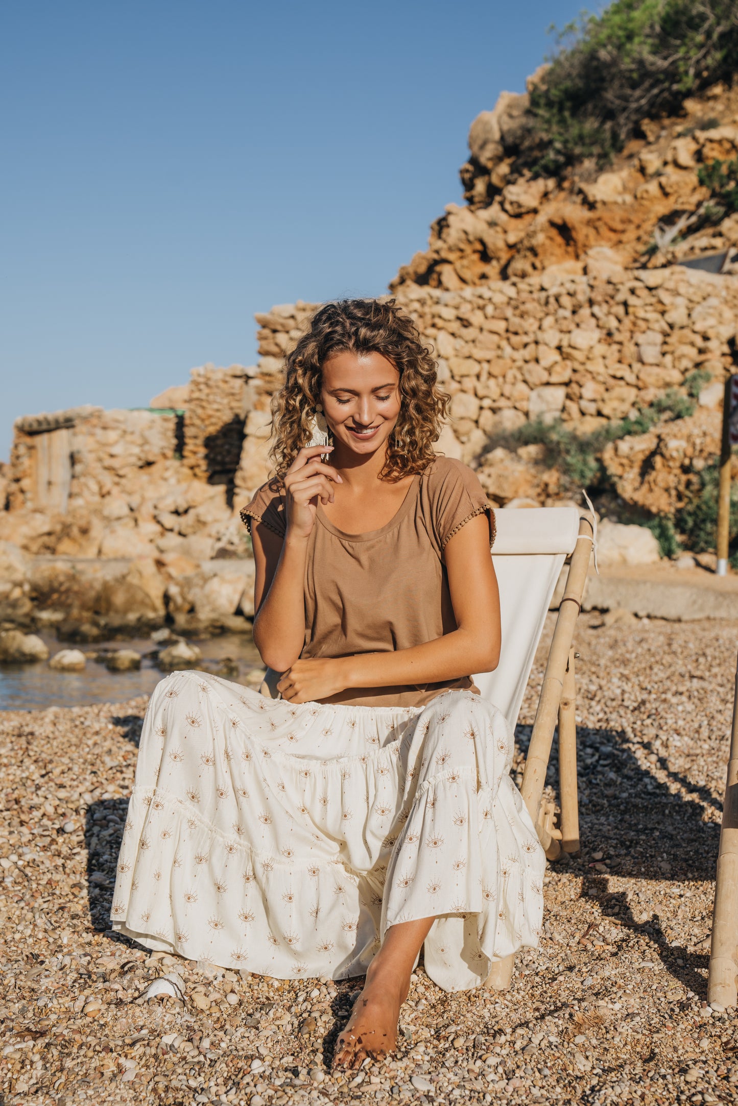 Crèmekleurige rok met print van oogjespatroon en elastische tailleband van Isla Ibiza Bonita, veelzijdig te dragen als maxi rok of bandeau jurk bij estilo de Vida.