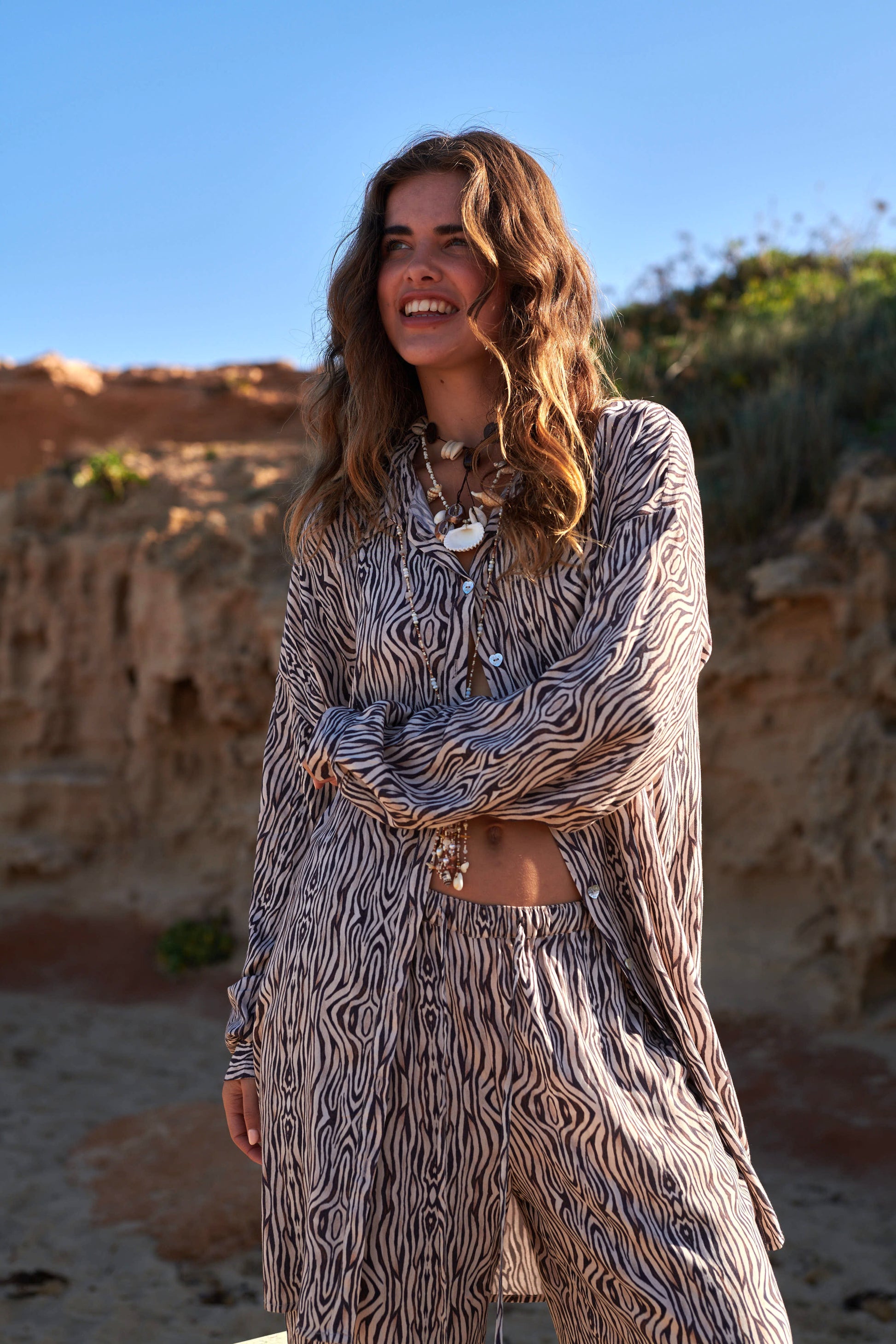 Oversized zebra-print blouse met knoopsluiting en lange mouwen gecombineerd met bijpassende broek.