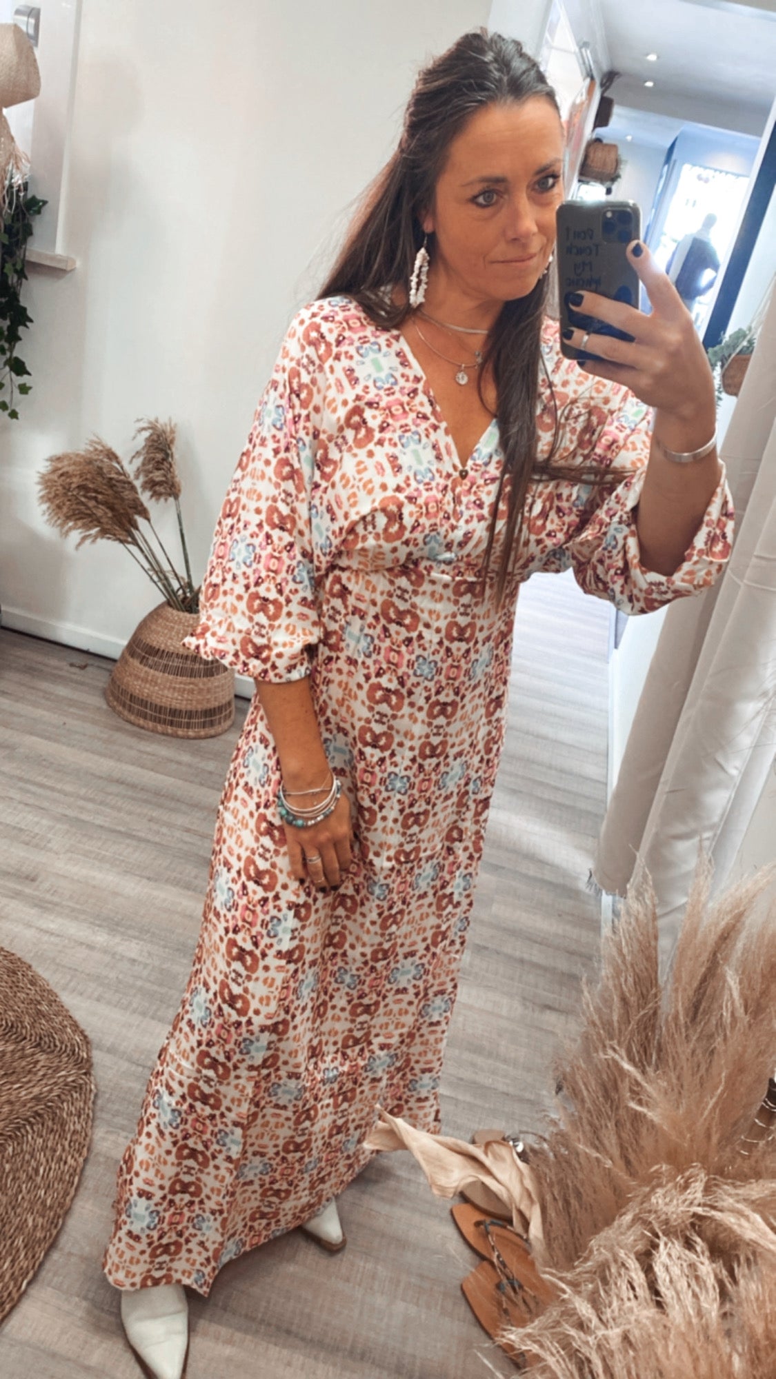 Bonita Dress, bohemian maxi-jurk met kleurrijke print, v-hals  en lange mouwen.