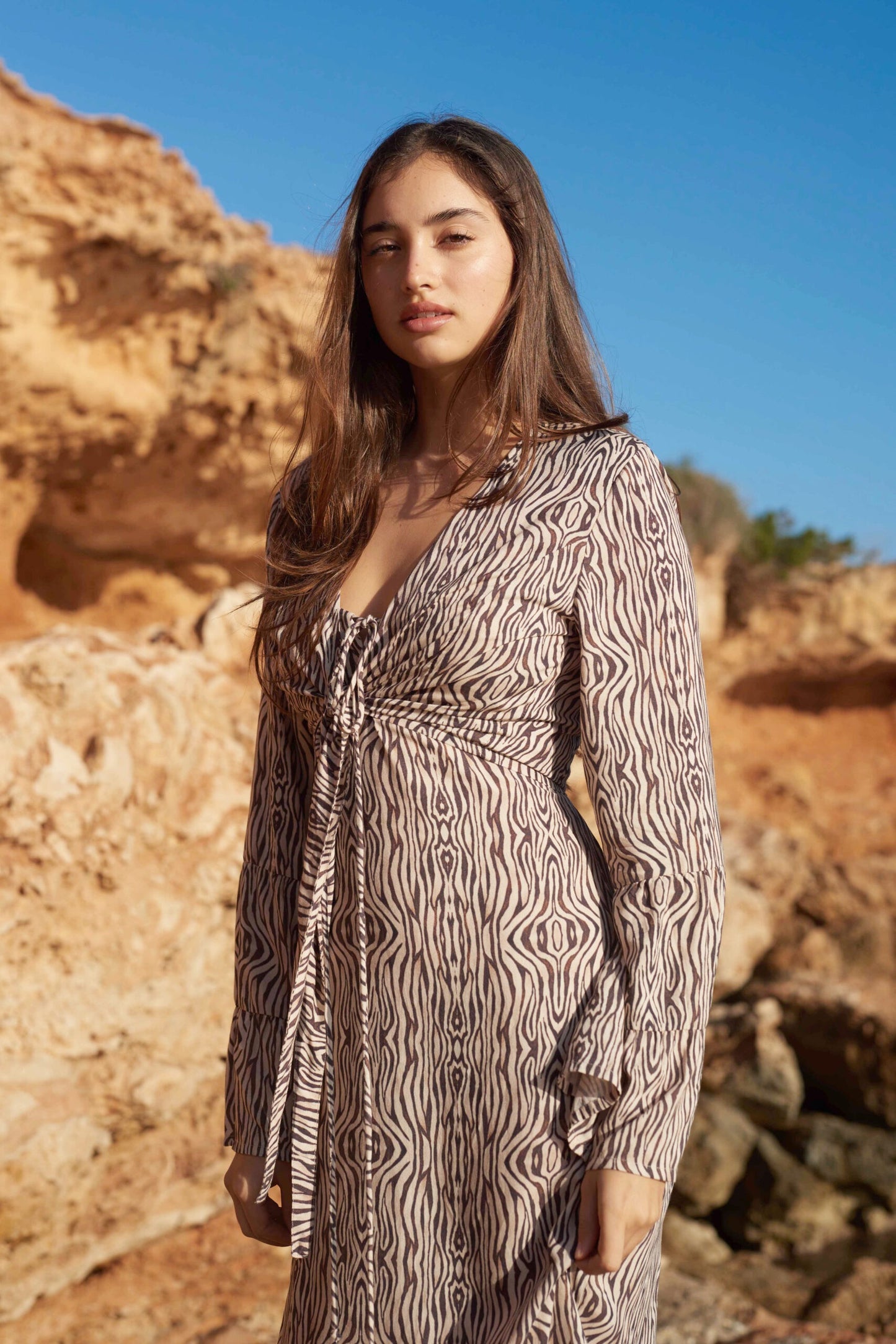 Korte, luchtige boho-blouse met zebra print en wijde mouwen, geknoopt aan de voorkant, perfect als cropped top of stijlvolle cover-up.