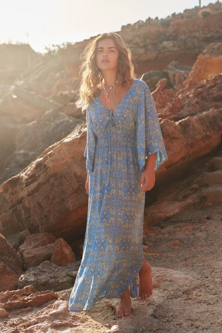Long Dress Isla Ibiza- een luchtige blauwe zomerjurk met print, V-hals en kimono mouwen.