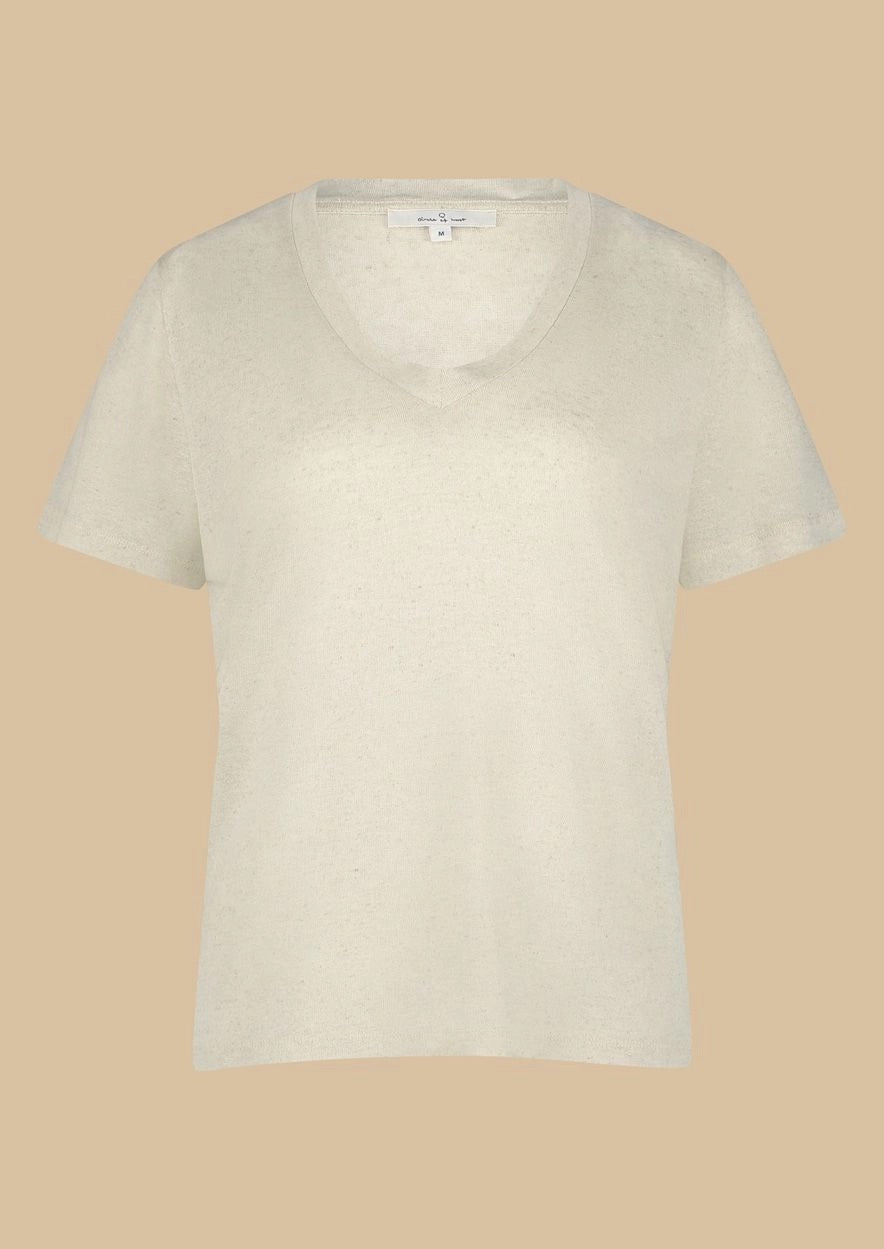 Crèmekleurig V-hals T-shirt in regular fit. Gemaakt van zachte model-linnen blend- Mila Tee Natural Melange.