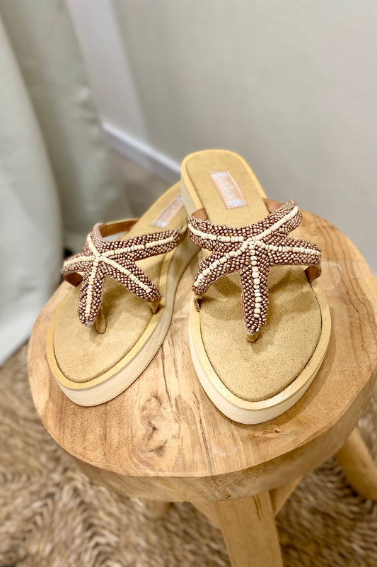 Handgemaakte Starfish Slippers van Hot Lava, met pareltjes in de vorm van een zeester en een plateauzool.