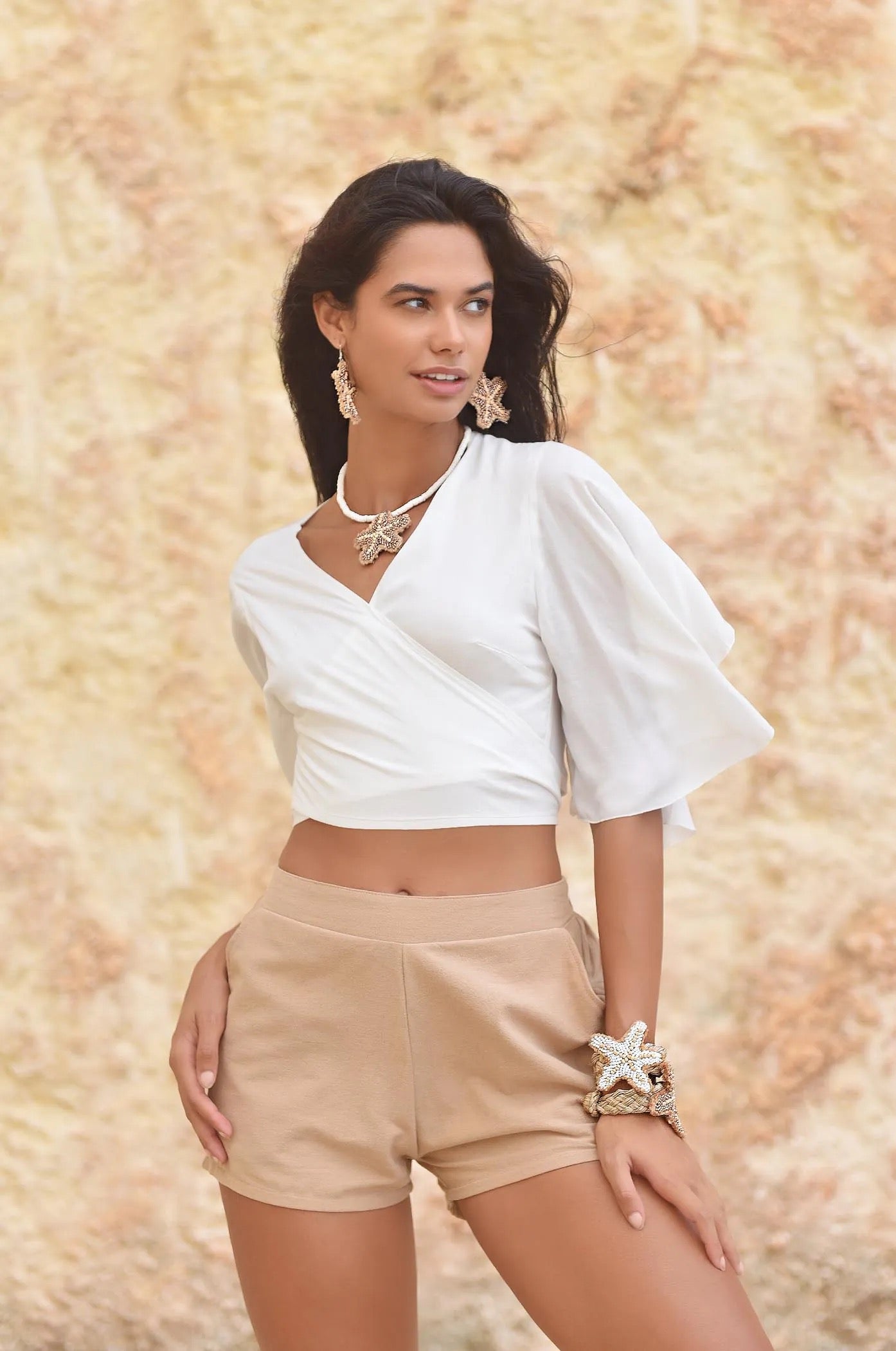 Camel kleurige short, gemaakt van katoen-linnen, met elastische tailleband en steekzakken.