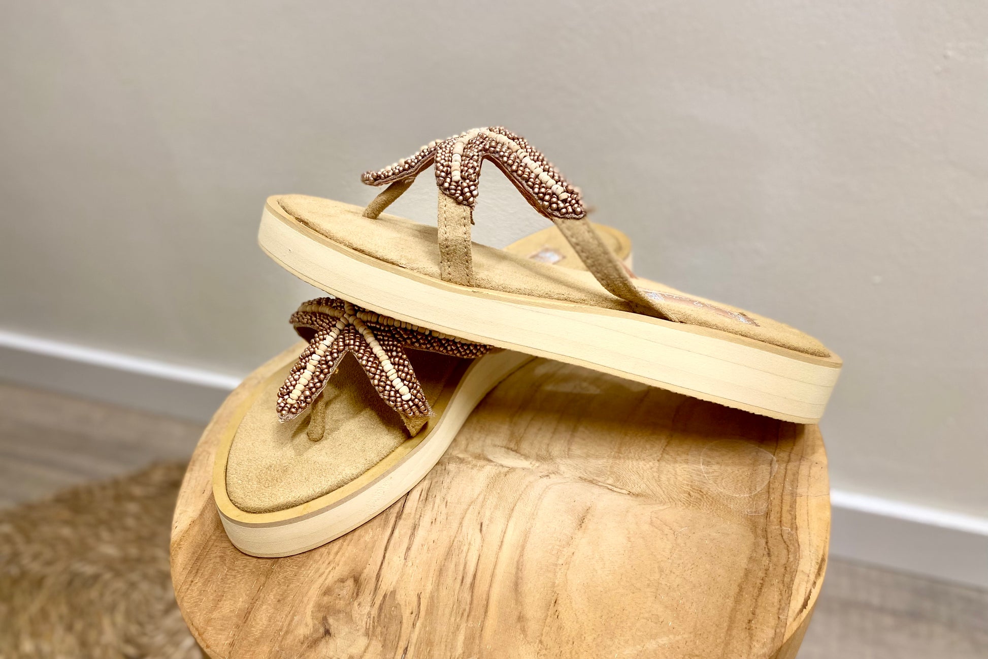 Bohemian slippers met kralen en zeester design, ideaal voor een zomerse beach look.