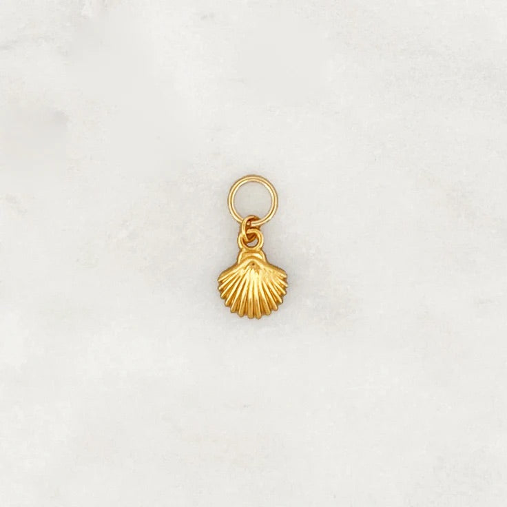 GOLDEN SCALLOP Charm