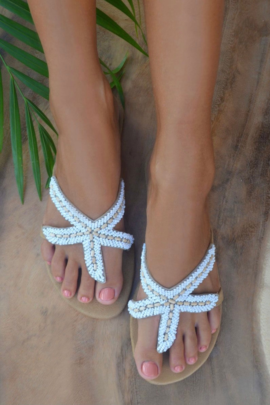 Slippers Starfish wit van Hot Lava, bezet met witte kraaltjes in de vorm van een zeester.