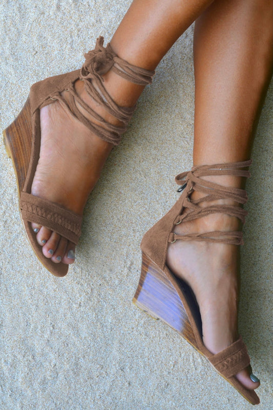 Sandalen Nina wedge van Hot Lava. Cognac kleurig suède met bandjes om de enkel en een houtlook sleehak.