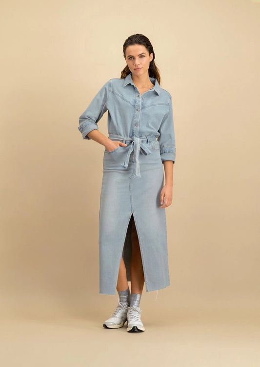 Lichtblauwe spijkerjurk met knopen en ceintuur- Bella Dress Parisian Blue van cirkel of trust.
