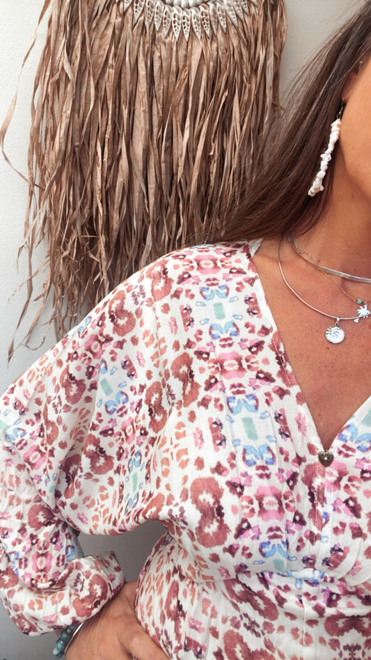 Detail van De Isla Ibiza Maxi-jurk, V-hals en kleurrijke patronen. perfect voor zomerse dagen.