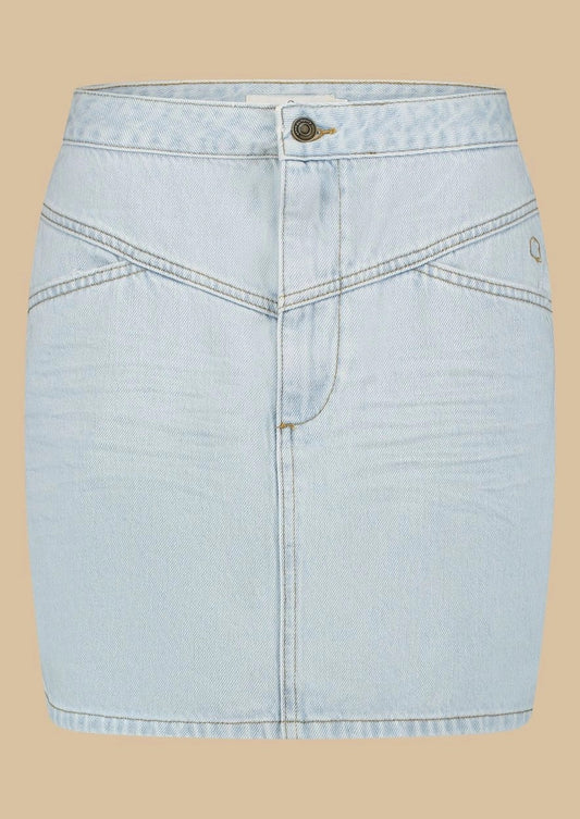 Lichtblauwe denim minirok met halfhoge taille en diagonale stiksels - Coco Denim Skirt van katoen en viscose voor een zachte fee.