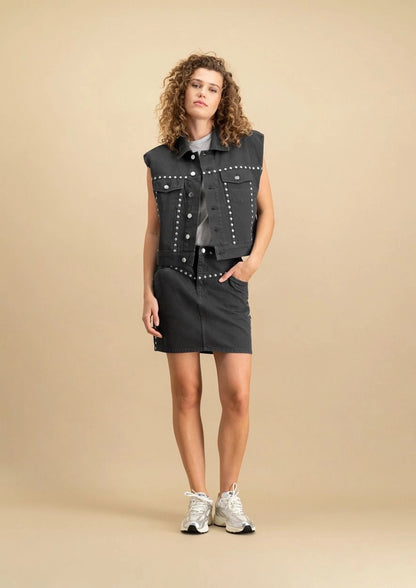 Coco Skirt Washed Nero van Circle Of Trust- zwarte katoenen minirok met studs en halfhoge taille., gecombineerd met Lucy Gilet en Laila Top.