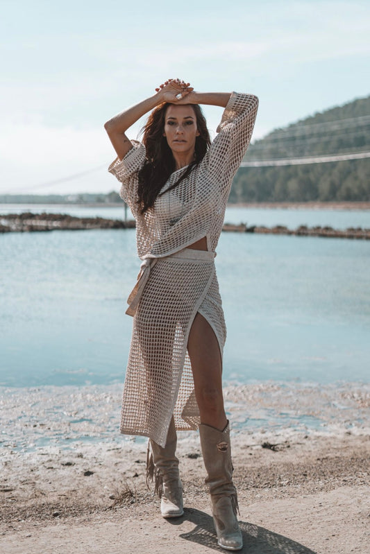 Ada Knitted Wrap Skirt, gebreide zomerse wikkelrok met opengewerkte details in lichtbeige. Ideaal als beachwear over je bikini of badpak. Combineer met de Ada Knitted Top.
