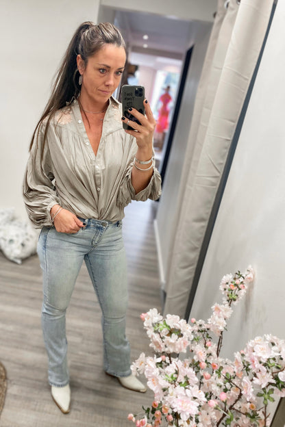 Luciana Blouse Taupe met Lizzy Flared Jeans