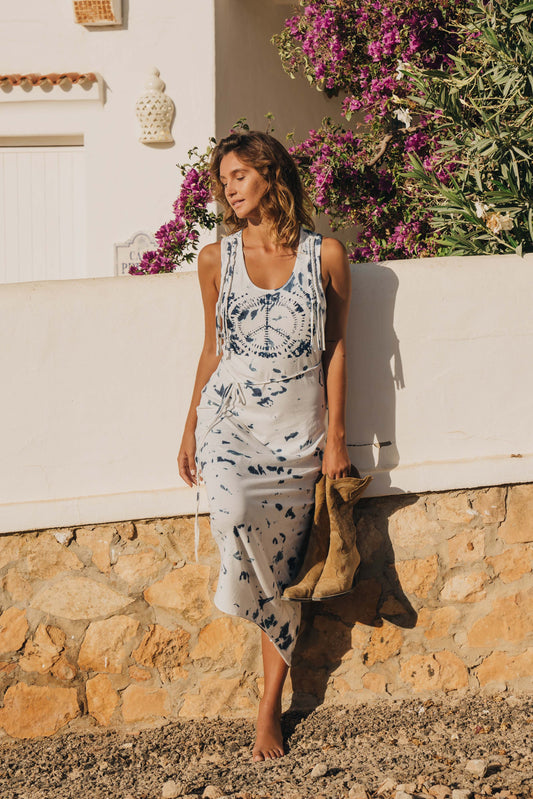Zomerse lange witte jurk van Isla Ibiza Bonita met tie-dye print en een peace teken, gemaakt van comfortabele t-shirt stof.