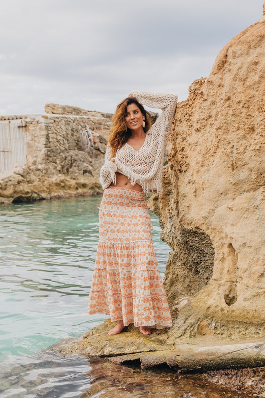 Zomerse maxi rok Happy Fantasy van Isla Ibiza Bonita, met gelaagde ruffle boordjes en een levendige print in oranje wit en azuurblauw, gemaakt van 100% Voile katoen.