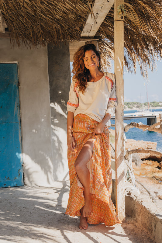 Lange rok sunny Ikat van Isla Ibiza Bonita met elastische tailleband, nacre hartvormige knoopjes en levendige print in oranje, bruin en witte tinten gemaakt van vole katoen.