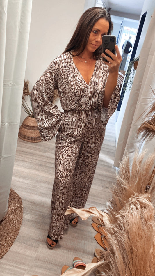 Met zijn wijde pijpen, flowy mouwen en elegante v-hals straalt deze jumpsuit moeiteloze boho-chic uit. De zebra-achtige print zorgt voor een speelse en trendy look.
