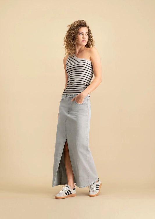 Lange lichtgrijze spijkerrok van Circle o Trust met front split en 5-pocket design, gecombineerd met de Blake Top Nero stripes