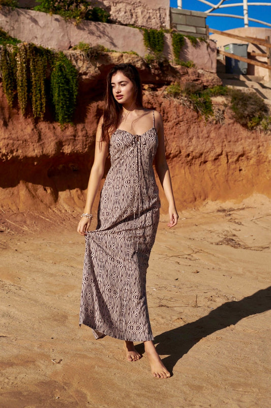 Bohemian maxi-jurk met print en verstelbare bandjes. Boho fashion en casual chic.
