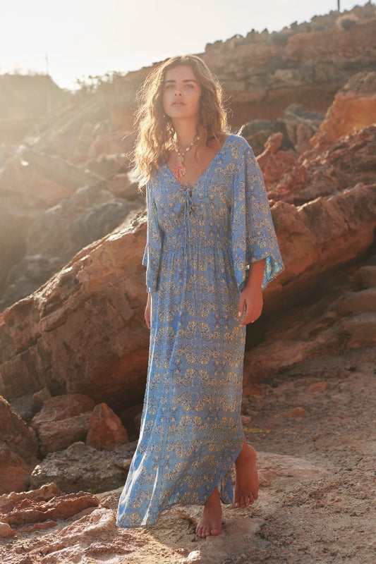 Long Dress Isla Ibiza- een luchtige blauwe zomerjurk met print, V-hals en kimono mouwen.