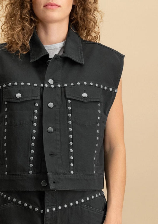 Lucy Gilet Washed Nero- mouwloze zwarte denim jack met studs en losse pasvorm.