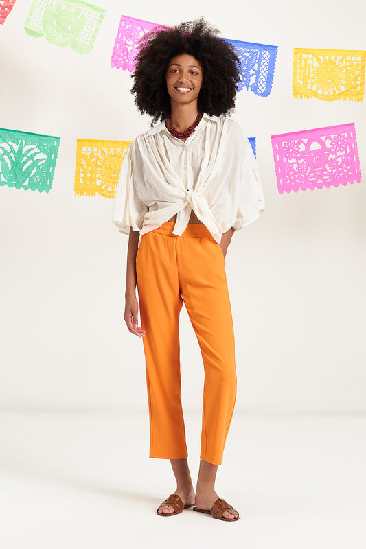 Loose fit zomerse oranje broek met elastische tailleband en zijdelingse zakken van Même Road.