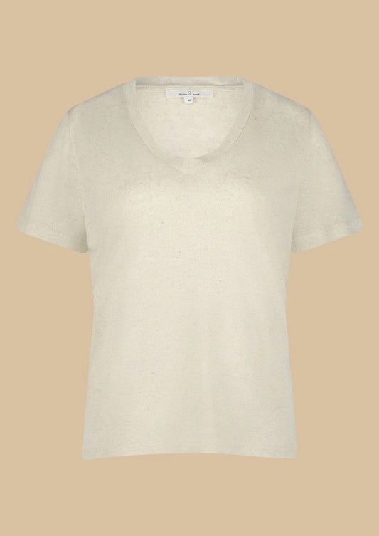 Crèmekleurig V-hals T-shirt in regular fit. Gemaakt van zachte model-linnen blend- Mila Tee Natural Melange.