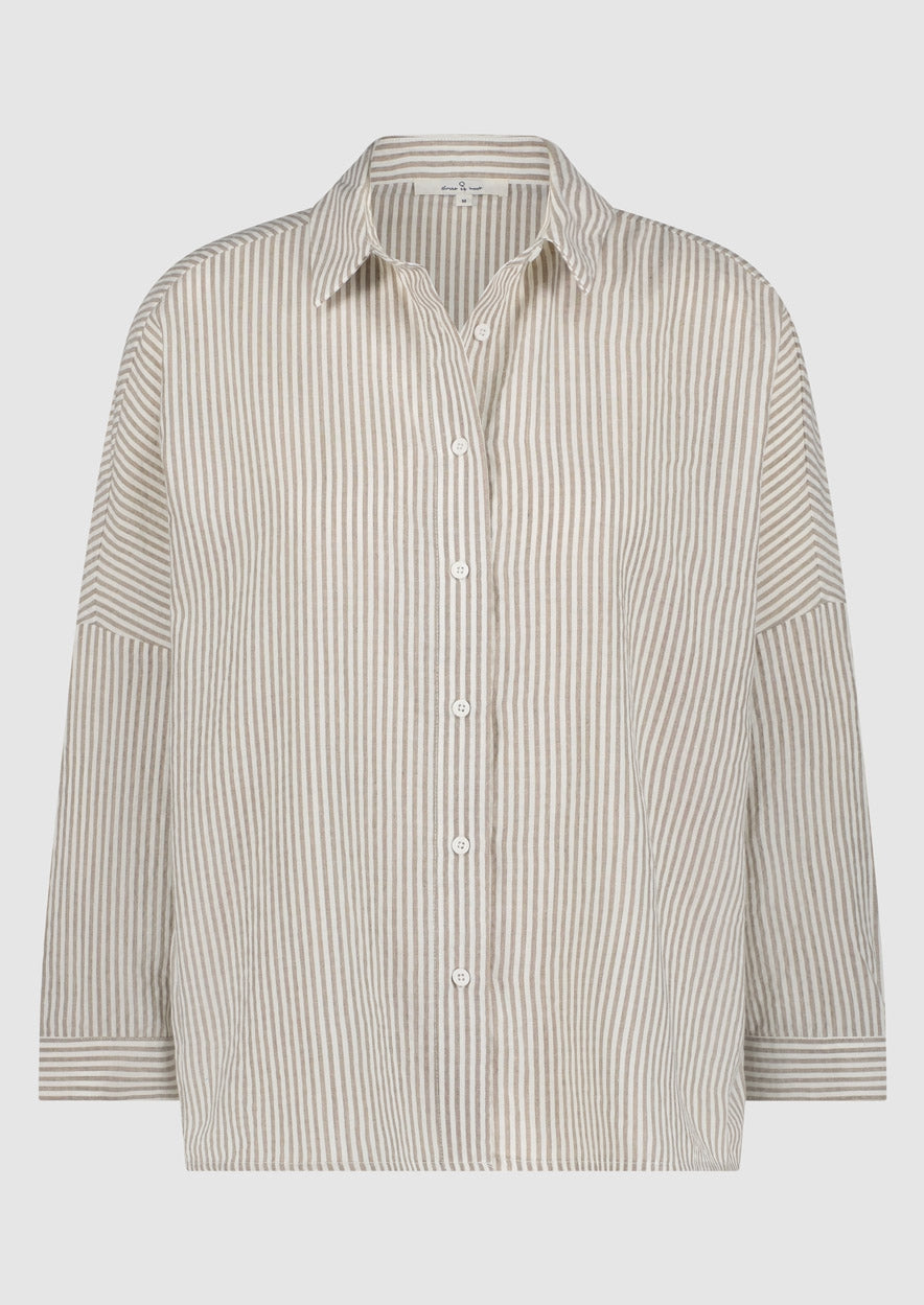 Rory Blouse van Circle of Trust in Cool Coffee kleur: Klassiek hemd met kraagje, streepjespatroon wit/lichtbruin, oversized fit, mouwen 7/8ste, drop shoulders, luchtig katoen, knoopsluiting.