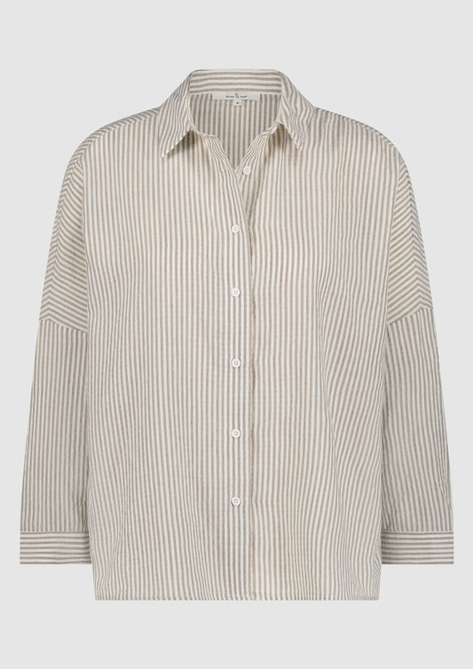 Rory Blouse van Circle of Trust in Cool Coffee kleur: Klassiek hemd met kraagje, streepjespatroon wit/lichtbruin, oversized fit, mouwen 7/8ste, drop shoulders, luchtig katoen, knoopsluiting.