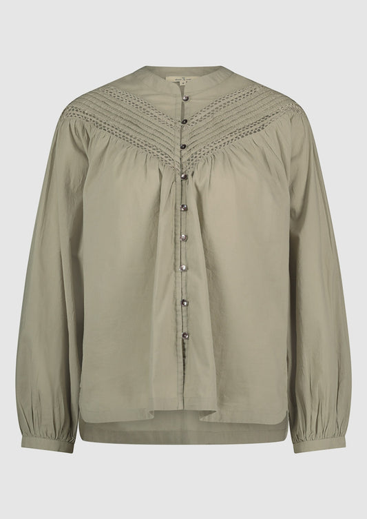 Trixie blouse in Sage kleur van Circle of Trust met open details bovenaan voor- en achteraan, lange mouwen en loose fit model.